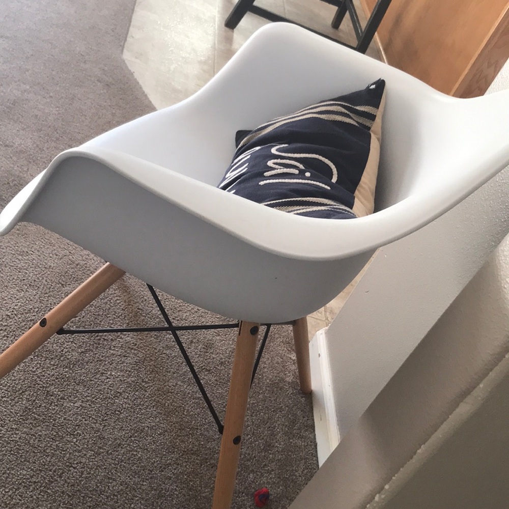 White chair - Picture 2 of 3